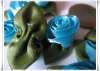 10 Satin Rosen ca 1,7 cm Durchmesser  - mit Blatt trkis